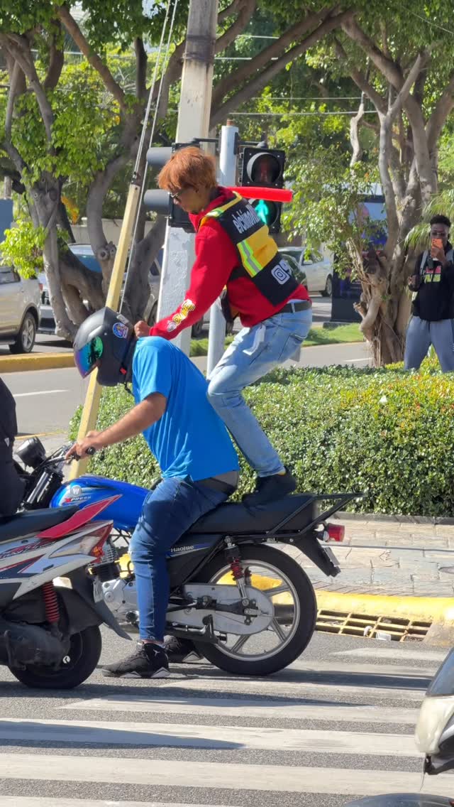 עונשו של זה שעומד עם האופנוע על מעבר החצייה...
