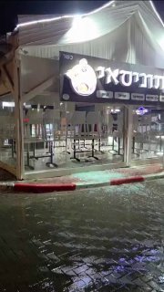 בעל עסק בדימונה גילה שהחנות שלו נפגעה מנפילת הטיל....