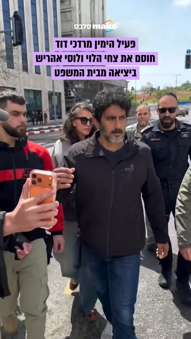 ⁨ ⁨פעיל הימין מרדכי דוד חיכה לצחי הלוי ולוסי האריש מחוץ לבית...