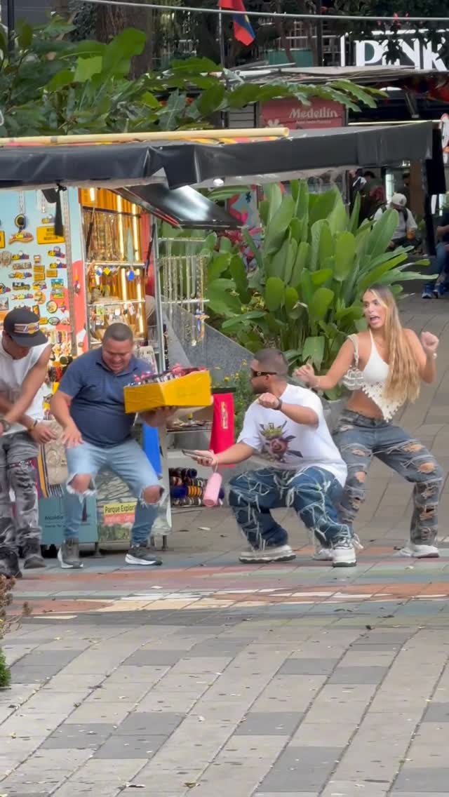 הג'נטלמן קצת השתעמם 😴 אבל גרמתי לו לרקוד כל הלילה 💃🏽 🕺🏽...