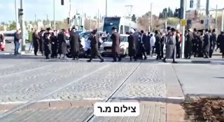 חרדים קיצוניים חוסמים את כביש 1 בירושלים ואת מסלול הרכבת הקלה,...