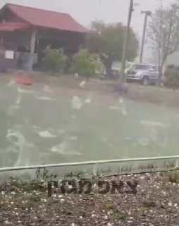 ברד בגודל של ביצה מחריב את בירת לאוס....