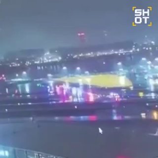 תיעוד ההתנגשות בין מטוס אייר קנדה לבין מכבי אש בשדה התעופה לה...