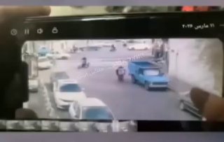 טהראן: תיעוד של פעילי באסיג' מנסים להימלט מבסיס על אופנועים...