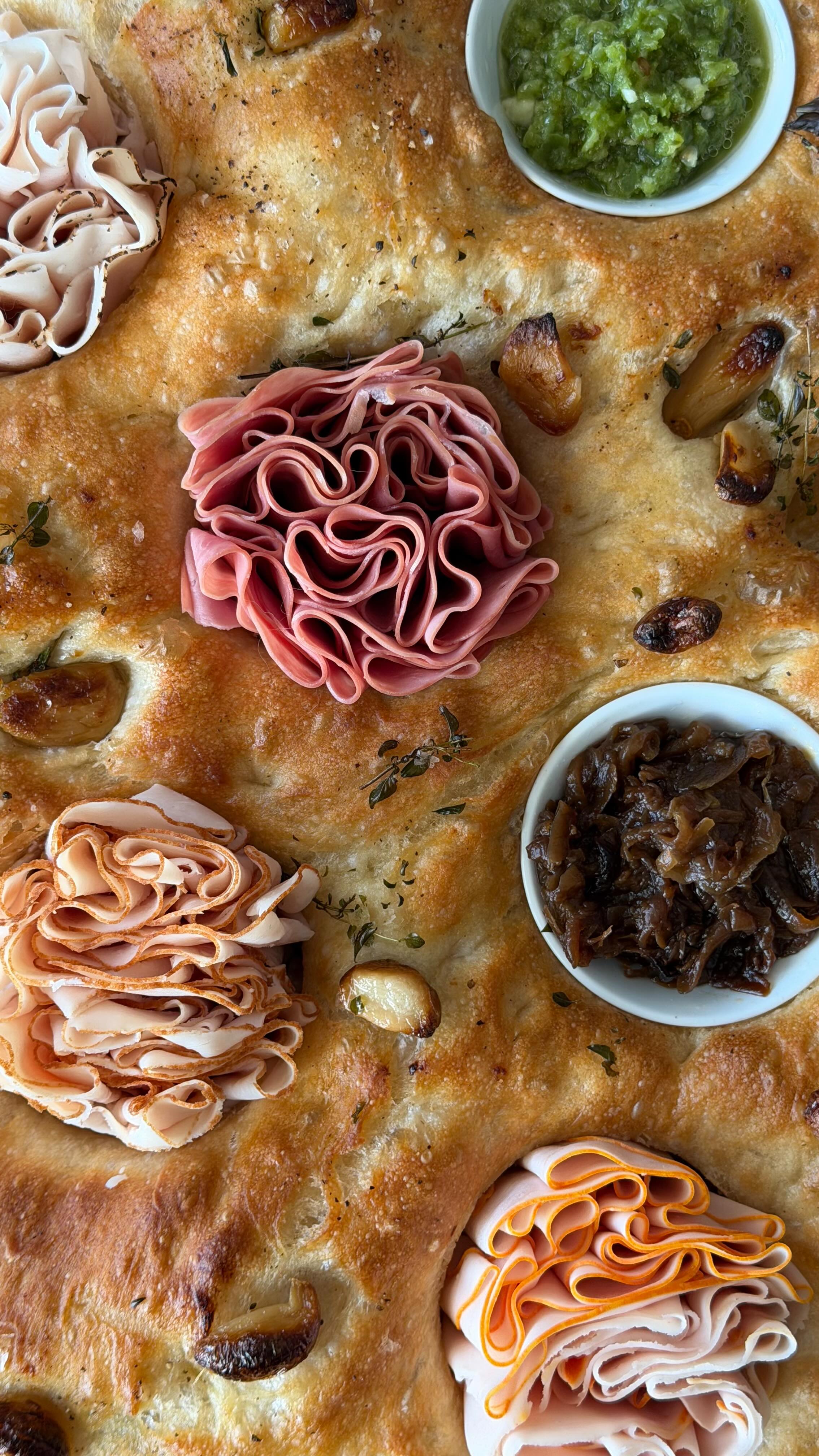 פוקצ׳ת מגש דקניקים 🎉 דרך מעולה לסיים את החמץ בבית. * פרסום...