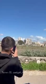 ילד מלבנון מצלם למזכרת בטלפון את הפצצה, של חיל האוויר מבנה...