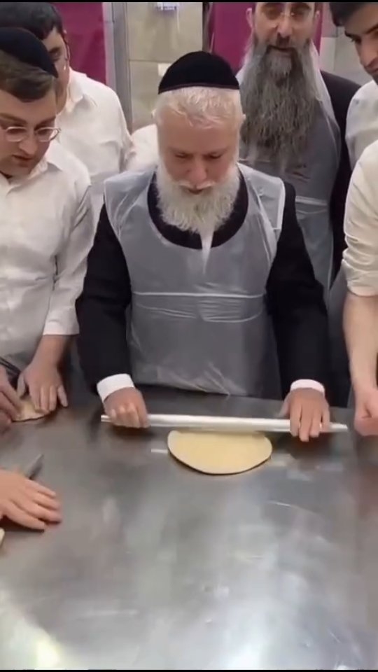 הרב זמיר כהן באפיית מצות לכבוד חג הפסח....