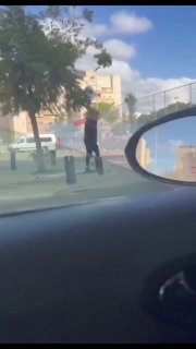 מזעזע. לא יאמן שזה קורה בישראל! חילוני אנטי דתי מבזה טלית...