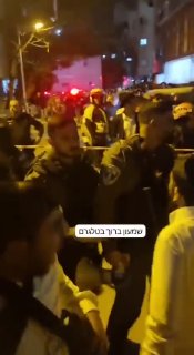 אתמול בבני ברק: עשרות צעירים חרדים תקפו והפריעו לאנשי פיקוד...