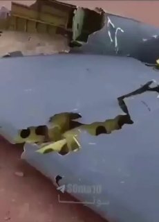 הריסות מטוס המכלית האמריקאי KC-135 שהתרסק בעיראק ב-11 במרץ, והרגו...