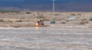 תיעוד האירוע בנחל בערבה - עובדים בחקלאות ניסו לחצות את המים עם...