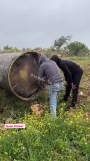 סוחרי ברזל פלסטינים בראמאללה, בוחנים את "הסחורה הטרייה".... הם...