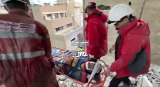 תיעוד | צוותי ההגנה האזרחית באיראן פעלו בשכונת מגורים בבירה...