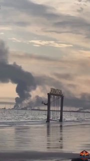 🚨תיעוד: ילדה איראנית מתנדנדת על חוף בבנדר עבאס - וברקע עשן...