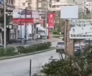סצנה המציגה את התקיפה האווירית שכוונה נגד תחנת הדלק אל-אמאנה...