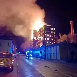 שריפה עצומה משתוללת במפעל ההיסטורי ביג מיל בלייק, סטפורדשייר,...