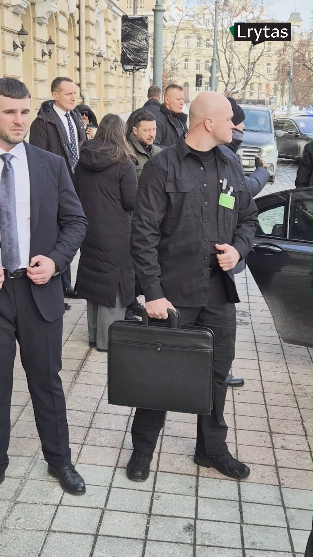 נשיא אוקראינה וולודימיר זלנסקי ואשתו אולנה זלנסקה עוזבים את...