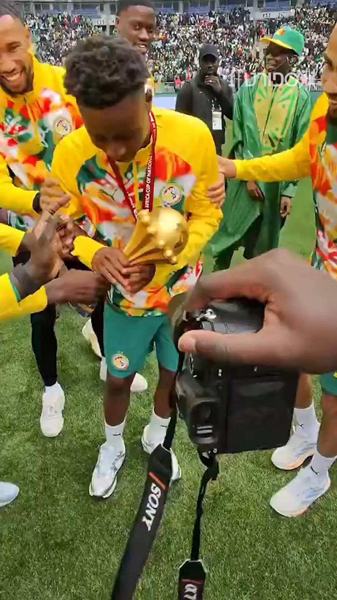 שחקני סנגל חוגגים עם הגביע של אליפות אפריקה בסטאד דה פראנס...