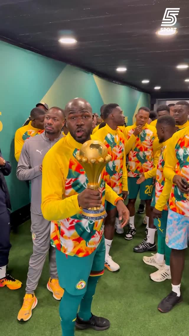 שחקני נבחרת סנגל חוגגים עם הגביע לפני משחק הידידות נגד פרו🏆...