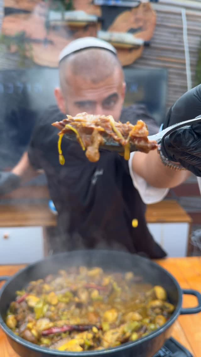 צלי כתף עם פטריות, ערמונים וצ’ילי...