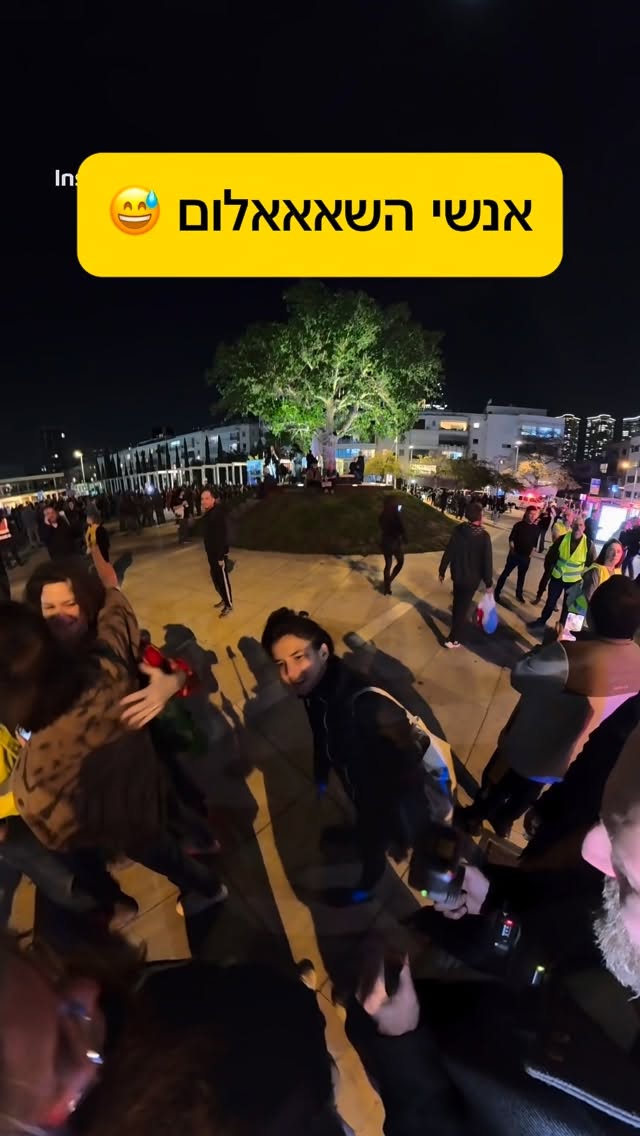 היא יודעת רק שירי שלום ישראלים ילדת הפרחים הזאת 😅