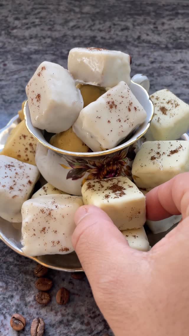 קוביות עוגת גבינה קפה בציפוי שוקולד...