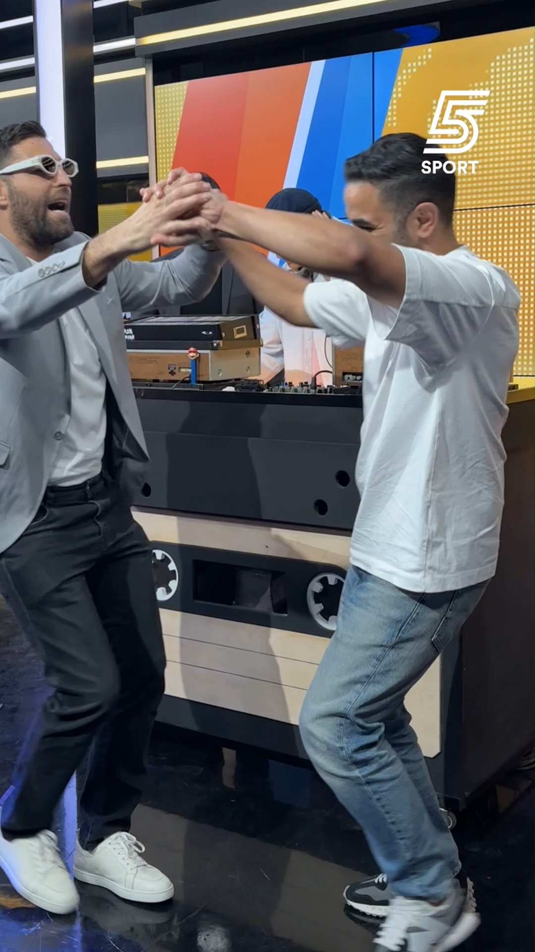 העולם כולו נגדנו חוזר למסך שלכם, מחר אחרי מהדורת חדשות הספורט...