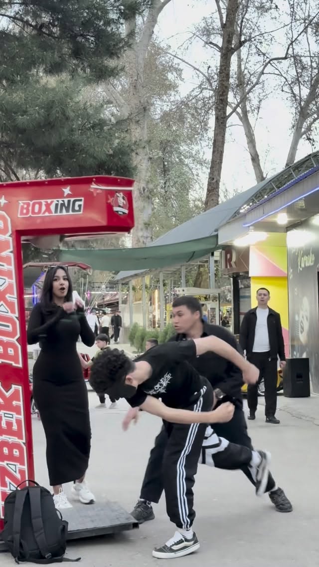 ילד רעול פנים הקסים בחורה יפה עם האגרוף שלו💀...