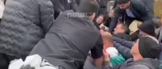 פעילי 'משנים כיוון' הפגינו בפתח הכנסת בעקבות אישור תקציב...