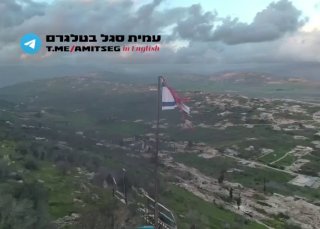 "הכפר בדרך למחיקה סופית" דגל ישראל מתנוסס מעל הריסות אחד...