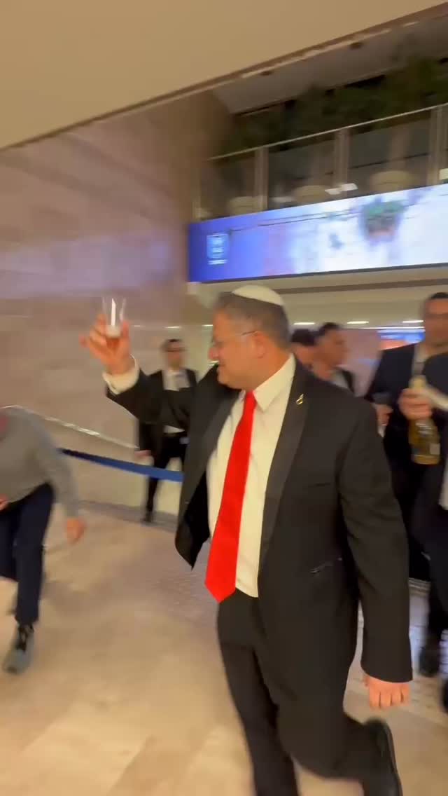 שמפניה לרגל העברת חוק עונש מוות למחבלים🇮🇱...