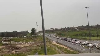 פקקי החג, אנשים תקועים באזעקות....