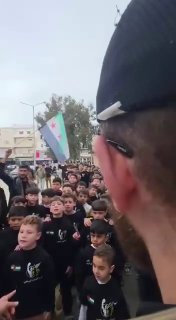 🚨 סוריה של ג'ולאני: ילדים קטנים בלבוש אחיד שרים "אעשה מדמך...