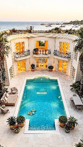 בריכה מלוכלכת לנווה מדבר יוקרתי 🌊✨...