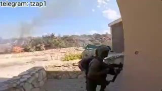 לבנון - לוחמי צה״ל פורצים לתוך מבנה לאיתור מחבלי חיזבאללה....