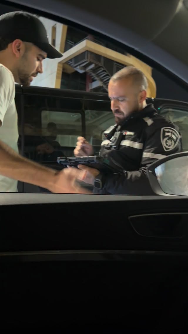 לפני החג הלכתי לאכול שווארמה עם חבר שוטר שעבר נהג נהג וביקש...