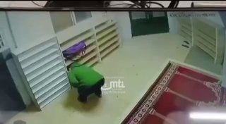 תיעוד: מחבל מבוקש ברח למסגד אימאם שאפעי בתרקומיה לאחר שראה...