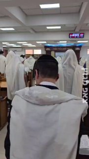 שחרית בוקר חול המועד פסח של השדרן הטאלנט החרדי...