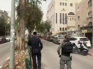 פינוי נפל חי של פצצת מצרר מגג בניין ישיבה בבני ברק...