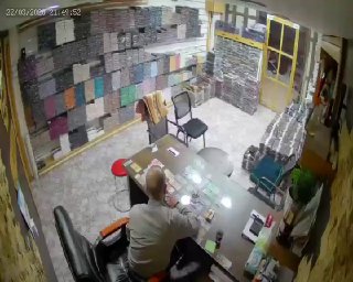 בדלתיים סגורות: ושוב זה קורה!...