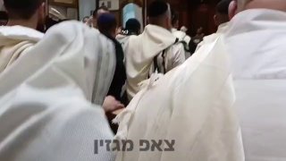 תפילת חג אצל הרב עמרמי עם הפייטן אלחנן משמרתי...