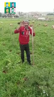 רועה צאן לבנוני פונה לאביחי אדרעי, דובר צה"ל בערבית, ומסביר לו...