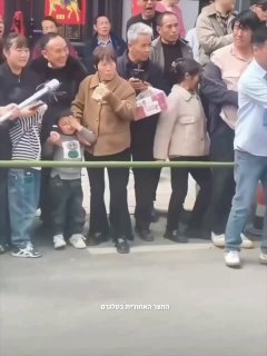 התיעוד הזה מגיע אלינו מסין. רובוט נותן מכה לילד בזמן מופע...