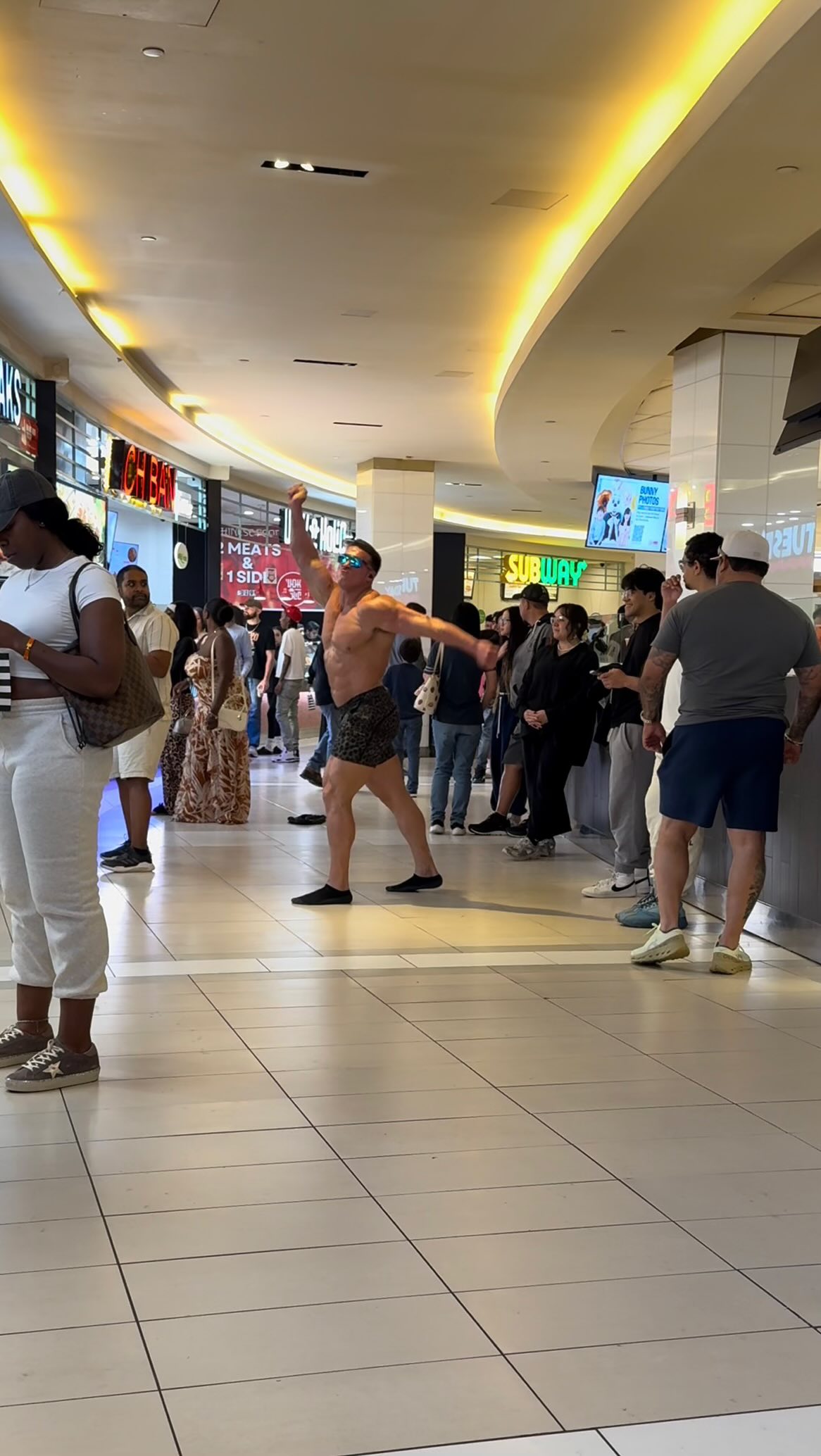 לבנתים כשאתה ממתין לחנות בקניון...