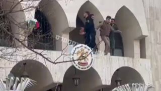 סוריה: המוני סונים תומכי חמאס התפרצו למתחם שגרירות איחוד...