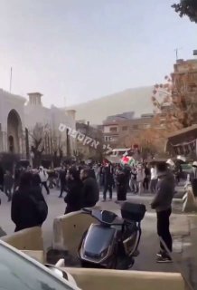 סוריה: המוני סונים תומכי חמאס התפרצו למתחם שגרירות איחוד...