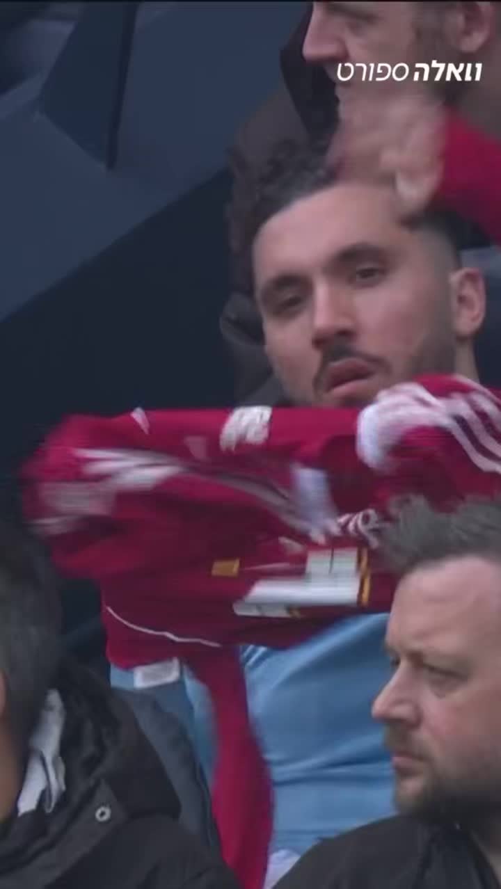 דקה 70 במשחק בין ליברפול למנצ׳סטר סיטי, ראיין צ׳רקי בספסל…....