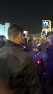 המשטרה החלה בפיזור בכוח של מאות המפגינים נגד המלחמה בהבימה...