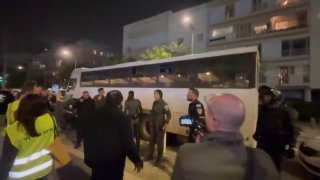 למרות הוראות פיקוד העורף - עשרות בהפגנה כעת נגד המלחמה בכיכר...