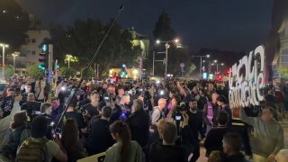 בדלתיים סגורות: בתל אביב החלו בפיזור ההפגנה...